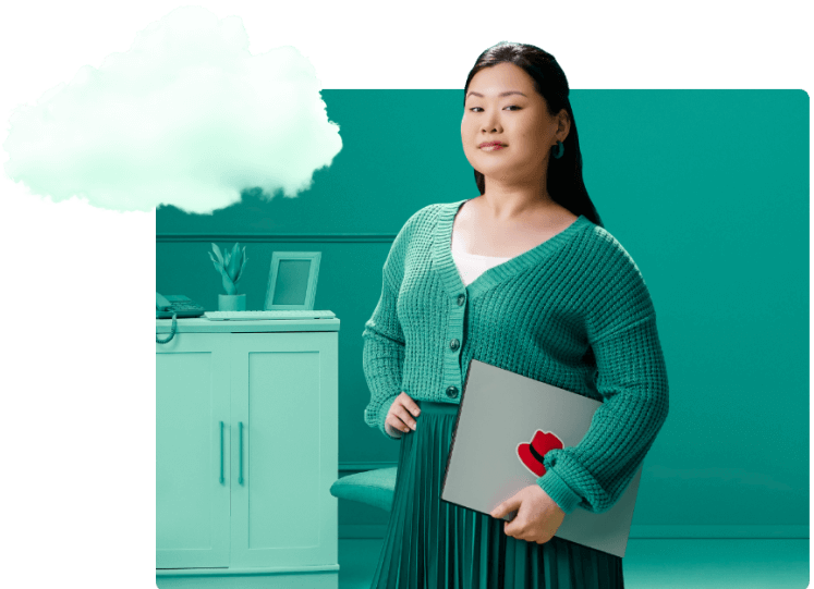 Frau mit einem Laptop mit Red Hat Aufkleber unter dem Arm neben einer Wolke
